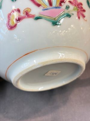 A Chinese famille rose teapot and cover with floral design and three cups, Qianlong — photo 10