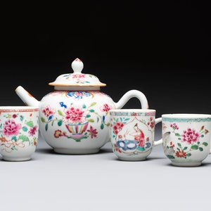 A Chinese famille rose teapot and cover with floral design and three cups, Qianlong — photo 1