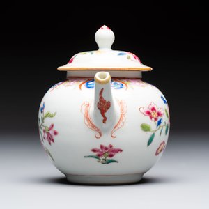 A Chinese famille rose teapot and cover with floral design and three cups, Qianlong — photo 11