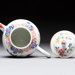 A Chinese famille rose teapot and cover with floral design and three cups, Qianlong — photo 12