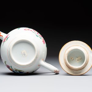 A Chinese famille rose teapot and cover with floral design and three cups, Qianlong — photo 13