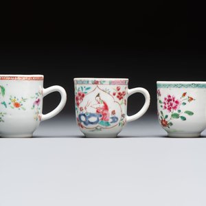 A Chinese famille rose teapot and cover with floral design and three cups, Qianlong — photo 2