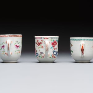A Chinese famille rose teapot and cover with floral design and three cups, Qianlong — photo 3