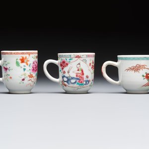 A Chinese famille rose teapot and cover with floral design and three cups, Qianlong — photo 4