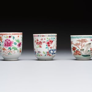 A Chinese famille rose teapot and cover with floral design and three cups, Qianlong — photo 5