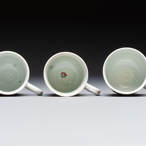 A Chinese famille rose teapot and cover with floral design and three cups, Qianlong — photo 6