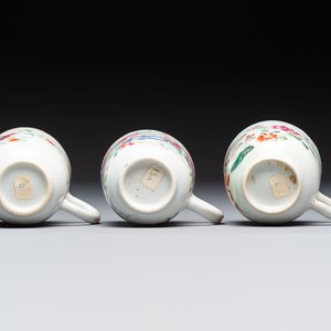 A Chinese famille rose teapot and cover with floral design and three cups, Qianlong — photo 7