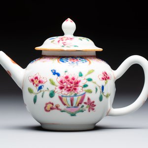A Chinese famille rose teapot and cover with floral design and three cups, Qianlong — photo 8
