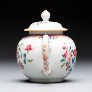 A Chinese famille rose teapot and cover with floral design and three cups, Qianlong — photo 9