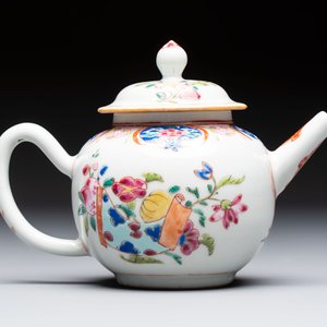 A Chinese famille rose teapot and cover with floral design and three cups, Qianlong — photo 10