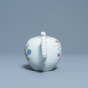 A Chinese famille rose teapot and cover with floral design, Qianlong — 照片 3