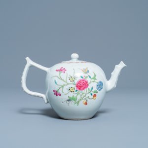 A Chinese famille rose teapot and cover with floral design, Qianlong — 照片 4