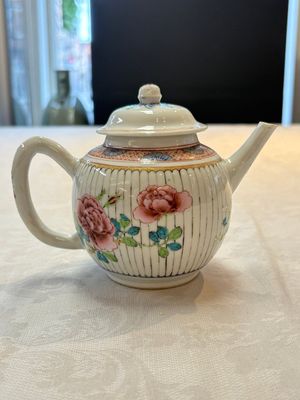 A Chinese famille rose teapot and cover with floral design, Yongzheng/Qianlong — photo 1