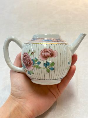 A Chinese famille rose teapot and cover with floral design, Yongzheng/Qianlong — photo 2