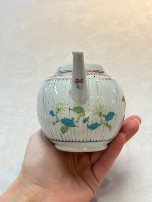 A Chinese famille rose teapot and cover with floral design, Yongzheng/Qianlong — photo 3