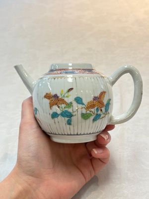 A Chinese famille rose teapot and cover with floral design, Yongzheng/Qianlong — photo 4