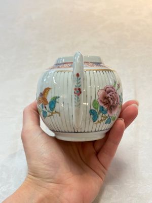 A Chinese famille rose teapot and cover with floral design, Yongzheng/Qianlong — photo 5