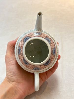 A Chinese famille rose teapot and cover with floral design, Yongzheng/Qianlong — photo 6