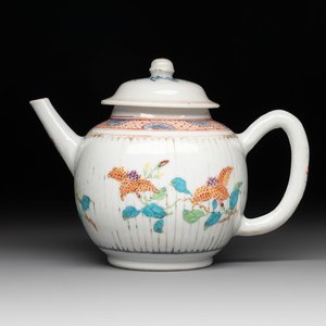 A Chinese famille rose teapot and cover with floral design, Yongzheng/Qianlong — photo 1