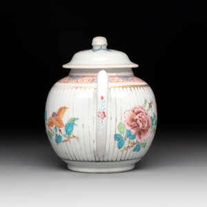 A Chinese famille rose teapot and cover with floral design, Yongzheng/Qianlong — photo 2