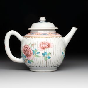 A Chinese famille rose teapot and cover with floral design, Yongzheng/Qianlong — photo 3