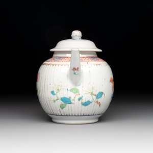 A Chinese famille rose teapot and cover with floral design, Yongzheng/Qianlong — photo 4