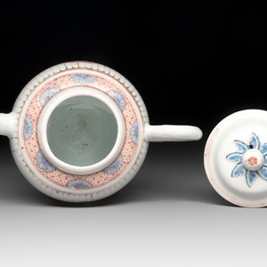 A Chinese famille rose teapot and cover with floral design, Yongzheng/Qianlong — photo 5