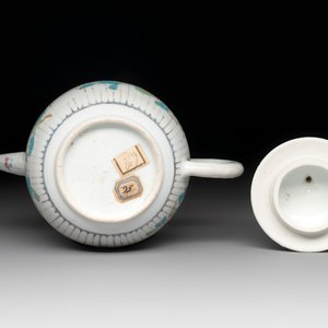 A Chinese famille rose teapot and cover with floral design, Yongzheng/Qianlong — photo 6