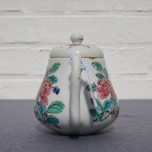 A Chinese famille rose teapot and cover with floral design, Yongzheng — photo 11