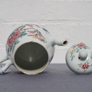 A Chinese famille rose teapot and cover with floral design, Yongzheng — photo 12