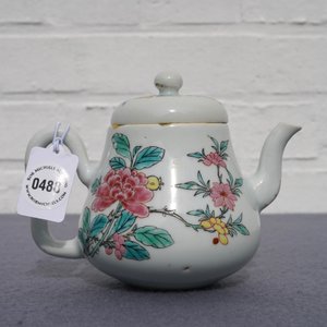 A Chinese famille rose teapot and cover with floral design, Yongzheng — photo 8