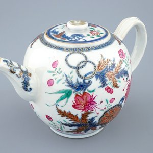 A Chinese famille rose teapot and cover with pseudo tobacco leaf design, Qianlong, 18th C. — 照片 1