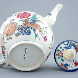 A Chinese famille rose teapot and cover with pseudo tobacco leaf design, Qianlong, 18th C. — 照片 3