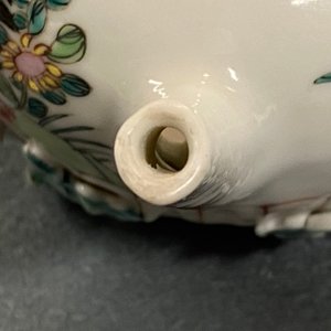 A Chinese famille rose teapot and cover with roosters, Yongzheng — 照片 15