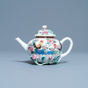 A Chinese famille rose teapot and cover with roosters, Yongzheng — 照片 2