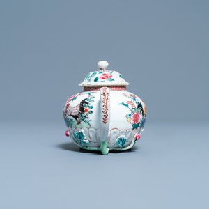 A Chinese famille rose teapot and cover with roosters, Yongzheng — 照片 3