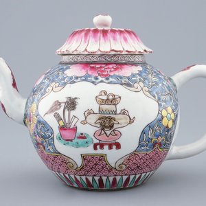 A Chinese famille rose teapot and cover, Yongzheng, 1723-1735 — 照片 2