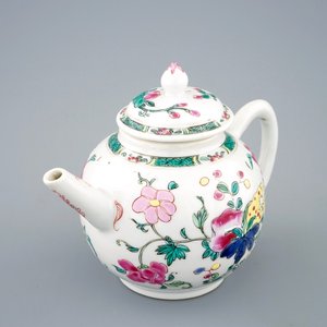 A Chinese famille rose teapot and cover, Yongzheng/Qianlong — photo 1