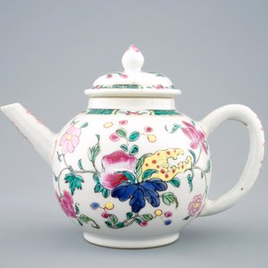 A Chinese famille rose teapot and cover, Yongzheng/Qianlong — photo 2