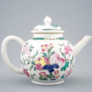 A Chinese famille rose teapot and cover, Yongzheng/Qianlong — photo 4