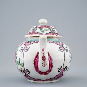 A Chinese famille rose teapot and cover, Yongzheng/Qianlong — photo 2