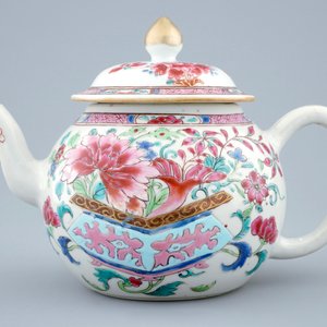 A Chinese famille rose teapot and cover, Yongzheng/Qianlong — photo 2