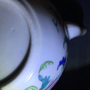 A Chinese famille rose teapot and cover, Yongzheng/Qianlong — photo 5
