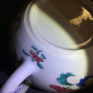 A Chinese famille rose teapot and cover, Yongzheng/Qianlong — photo 6