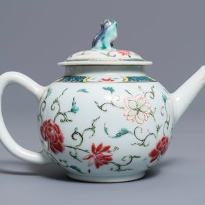 A Chinese famille rose teapot and cover, Yongzheng/Qianlong — 照片 4