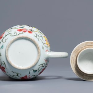 A Chinese famille rose teapot and cover, Yongzheng/Qianlong — 照片 6
