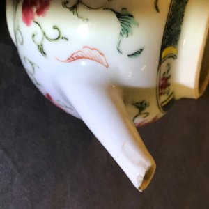 A Chinese famille rose teapot and cover, Yongzheng/Qianlong — 照片 8
