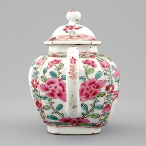 A Chinese famille rose teapot and cover, Yongzheng/Qianlong — 照片 5
