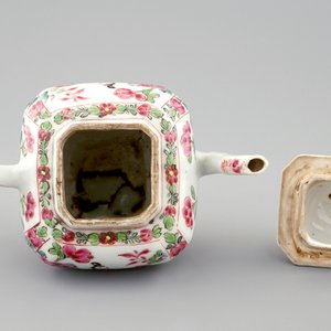 A Chinese famille rose teapot and cover, Yongzheng/Qianlong — 照片 6