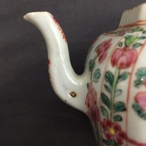 A Chinese famille rose teapot and cover, Yongzheng/Qianlong — 照片 9